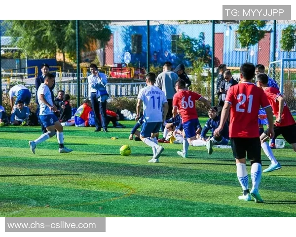 在绿茵场上挥洒汗水的瞬间踢足球的快乐与激情尽显无遗